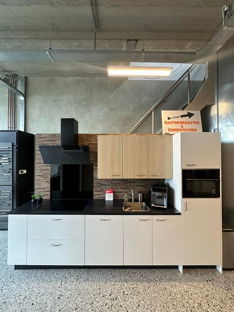 Moderne keuken met kookplaat en afzuigkap, Huis en Inrichting, Keuken | Complete keukens, Wit, Enkelwandige keuken, Ophalen of Verzenden