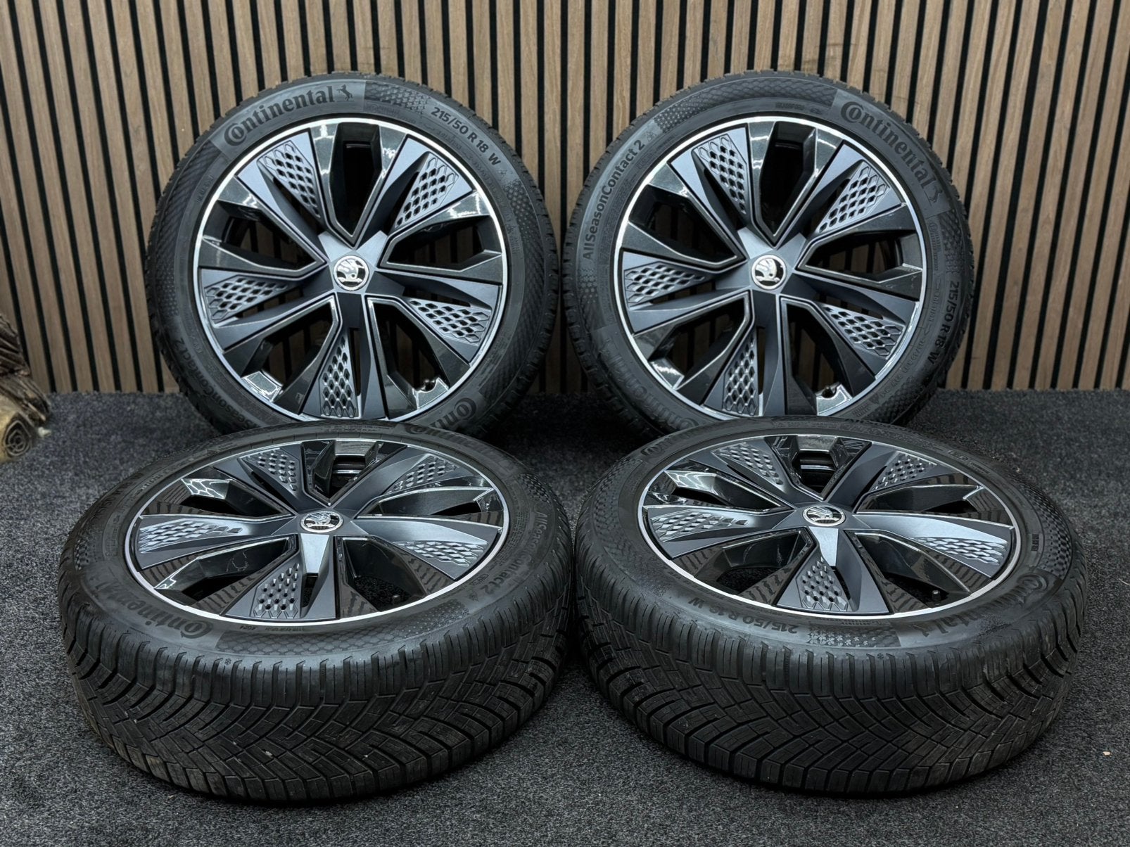 Originele 18 inch Skoda Karoq 5x112 ET45 All Season BTW!, Auto-onderdelen, Banden en Velgen, Ophalen, 18 inch, 215 mm, .
