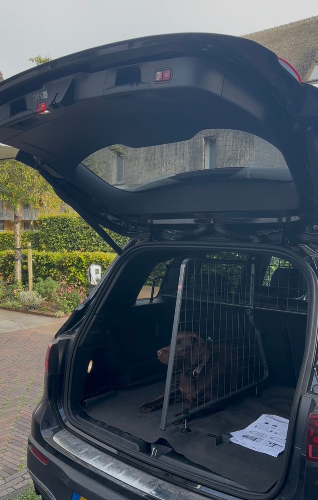 Hondenrek en scheidingsrek voor Mercedes Benz EQB, Ophalen, Zo goed als nieuw