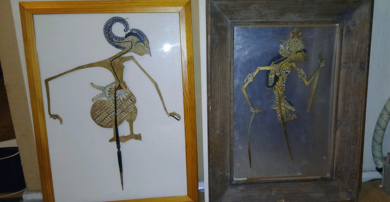 Set van 2 Wayang Kulit Javaanse Schaduwpoppen in lijst, Antiek en Kunst, Natuurlijk materiaal, 65 cm, Indonesië, Meerkleurig