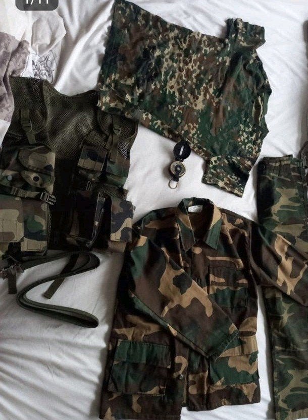 Militair camouflage: kleding, barrett, embleem,pet enz, Ophalen of Verzenden, Zo goed als nieuw, 146 t/m 152, Jongen of Meisje