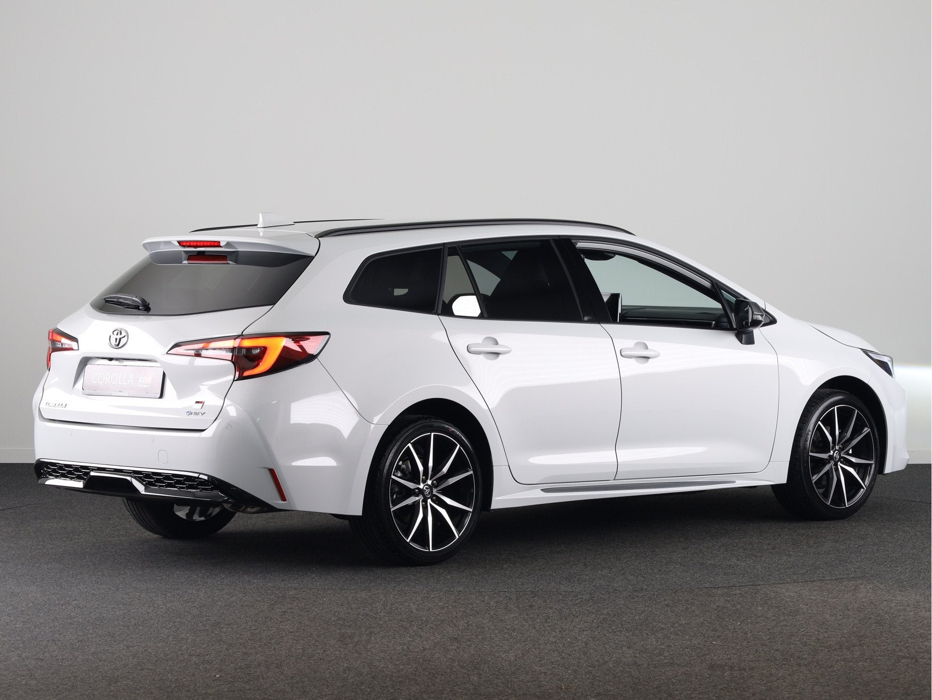 Toyota Corolla Touring Sports Hybrid 140 GR Sport *DEMO* | S, Auto's, 12 maanden, 450 kg, Origineel Nederlands, Hybride Elektrisch/Benzine