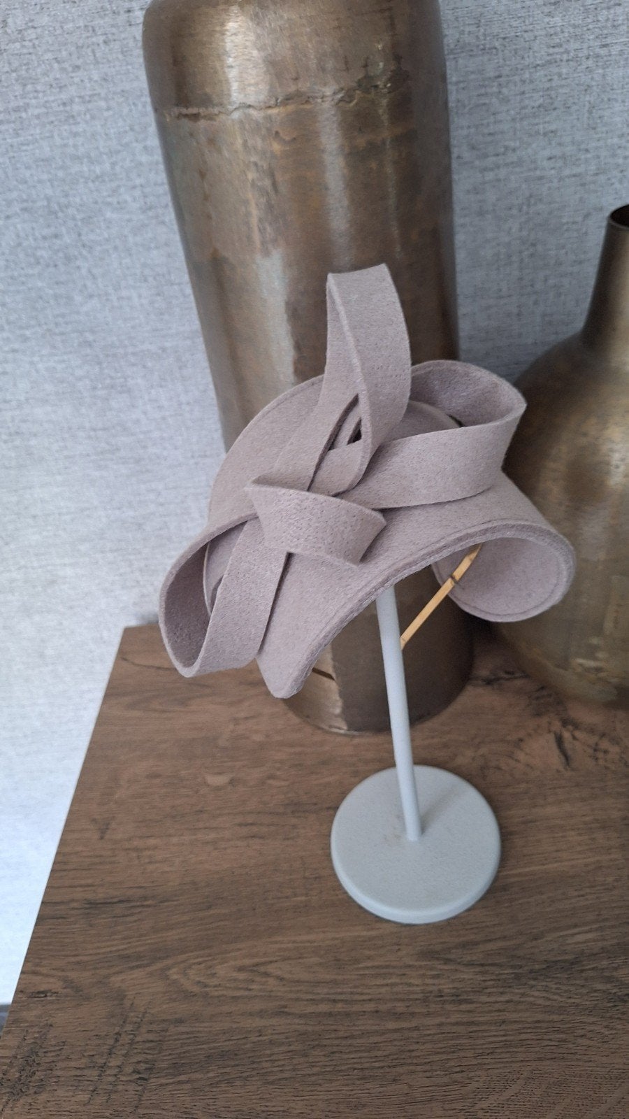 Beige Taupe Fascinator Hoedje, Ophalen of Verzenden, Nieuw, One size fits all, Hoed