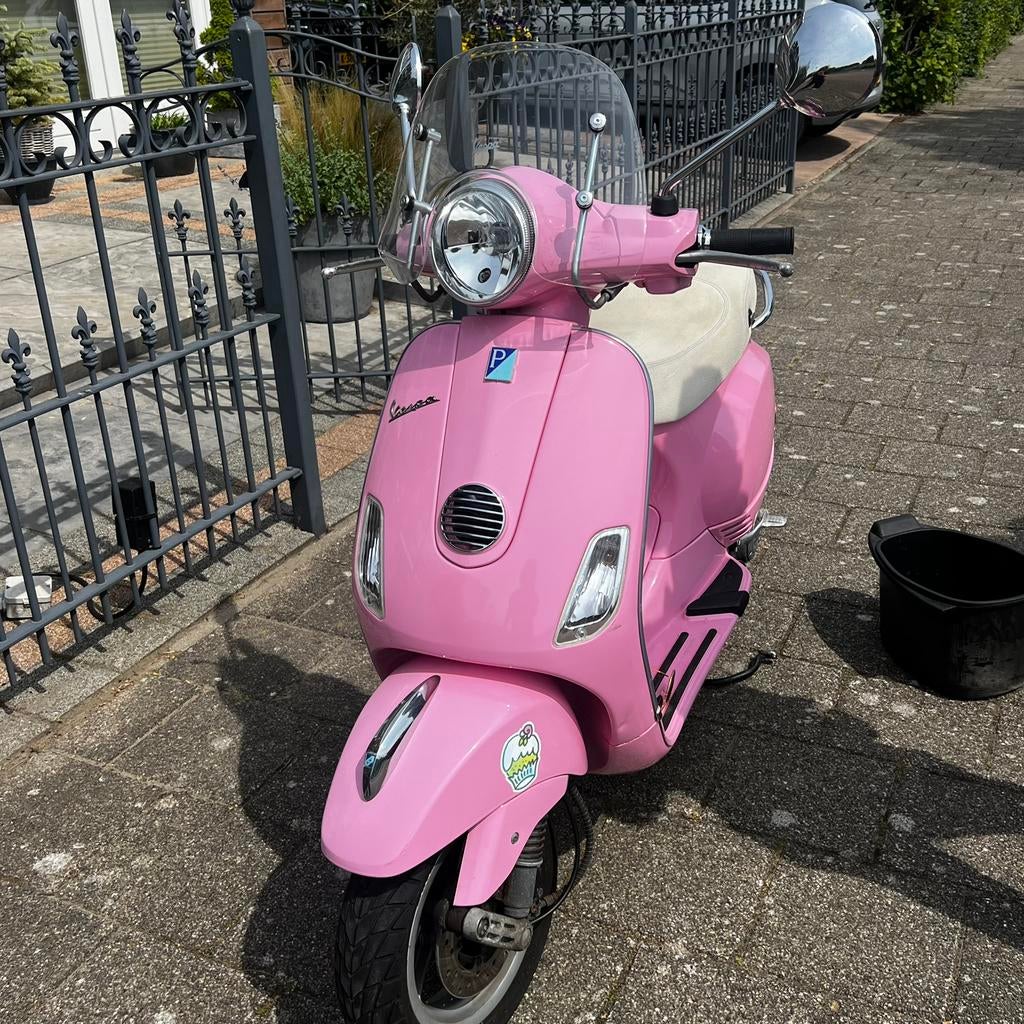 Roze Vespa bromscooter Blond editie (limited)Augustus 2009, Fietsen en Brommers, Scooters | Vespa, Ophalen, Gebruikt, Benzine