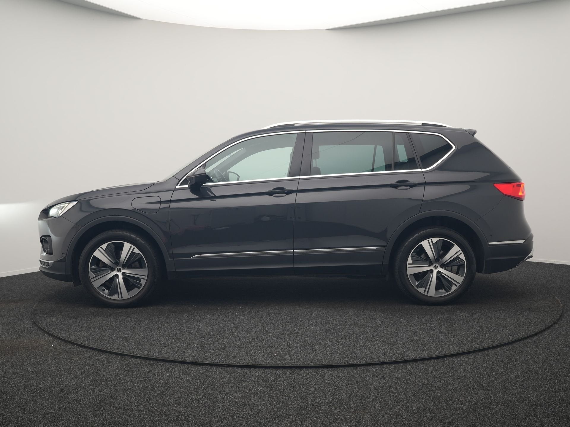 SEAT Tarraco 1.4 TSI e-Hybrid Xcellence PHEV 245pk Dealer O., Auto's, Seat, Zwart, 4 cilinders, Hybride Elektrisch/Benzine, SUV of Terreinwagen