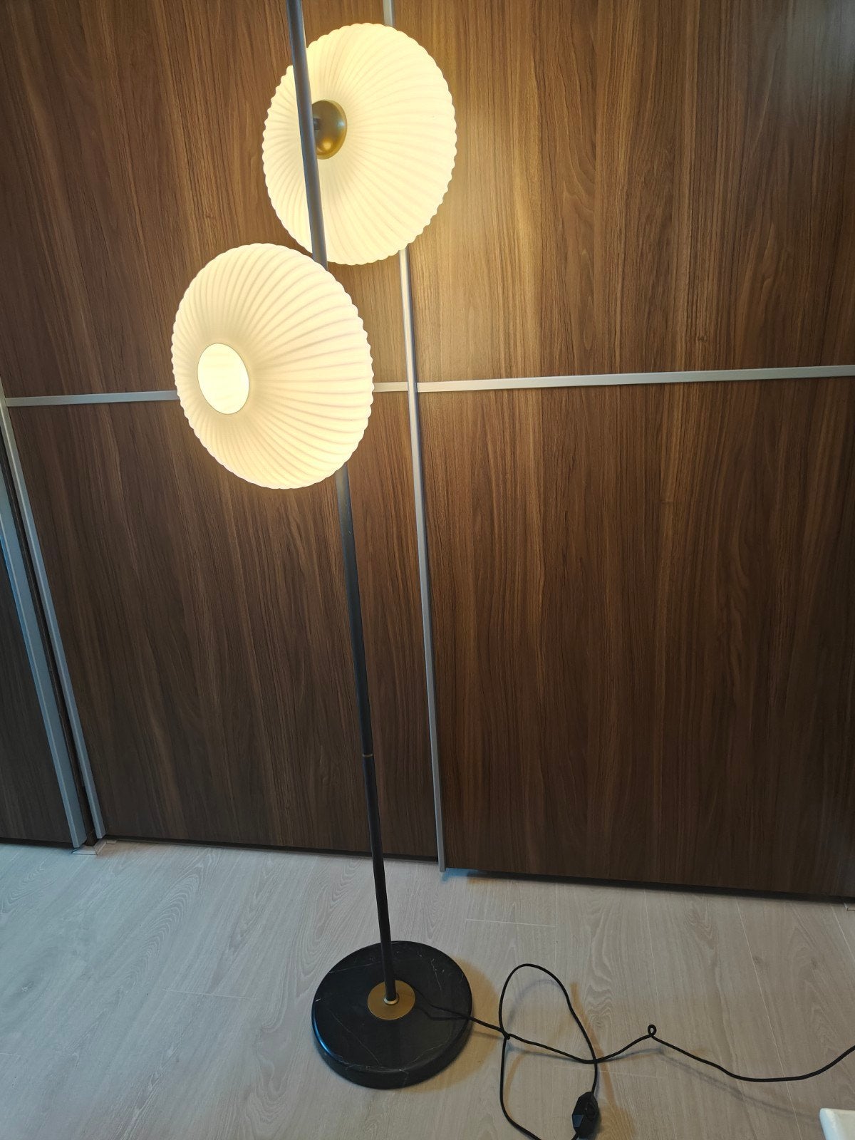 Vloerlamp van Coco Maison met twee melkglazen kappen, Huis en Inrichting, Ophalen, Modern, Scandinavisch, E27 (groot), Zo goed als nieuw