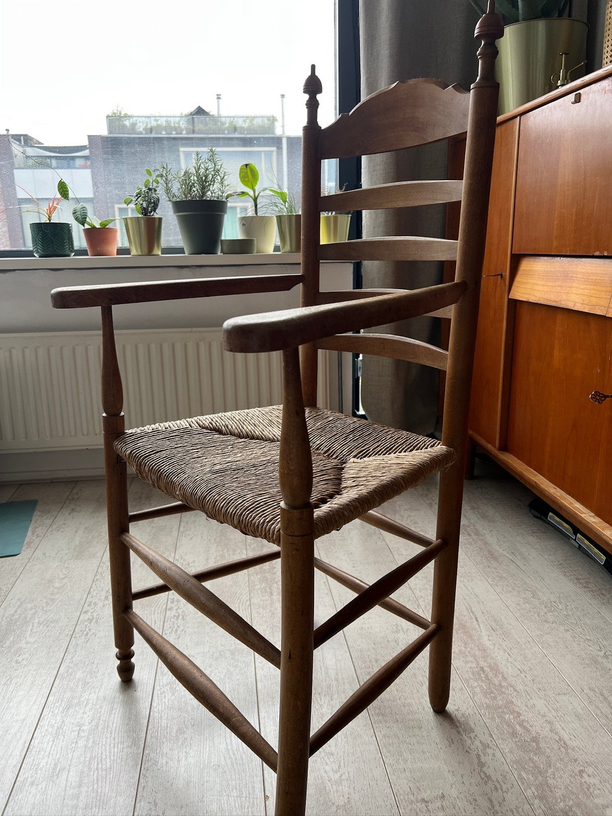 Antieke landelijke armstoel ladderrug &handgevlochten biezen, Antiek en Kunst, Ophalen