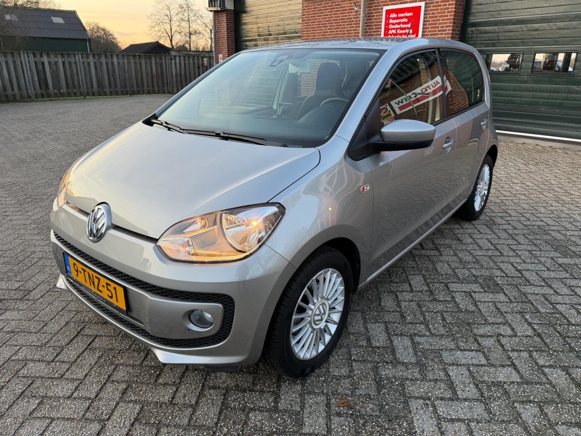 Volkswagen Up! 1.0 high up! NL-Auto 1e Eigenaar NAP-OK 17.00, Euro 5, Stof, Gebruikt, 4 stoelen