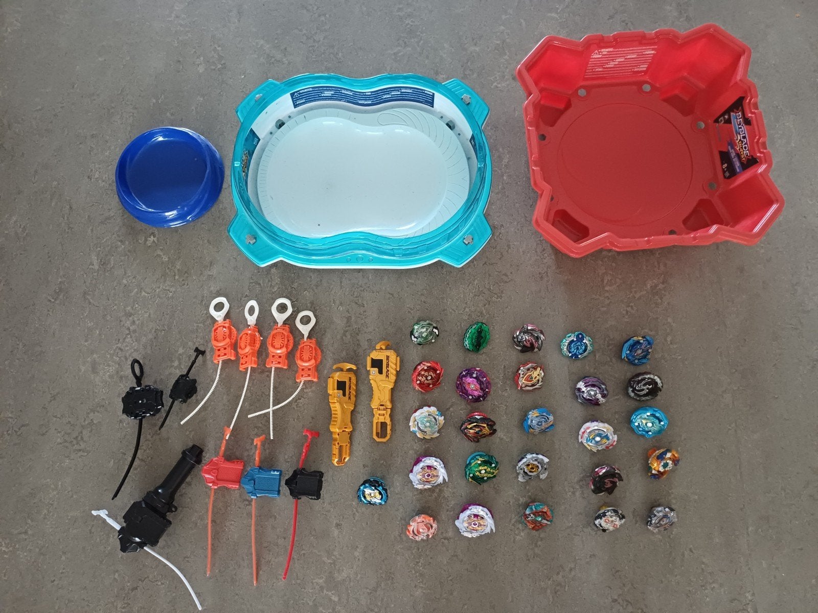 Grote Beyblade set met 2 stadions en 26 Beyblades, Kinderen en Baby's, Speelgoed | Overig, Ophalen, Jongen of Meisje