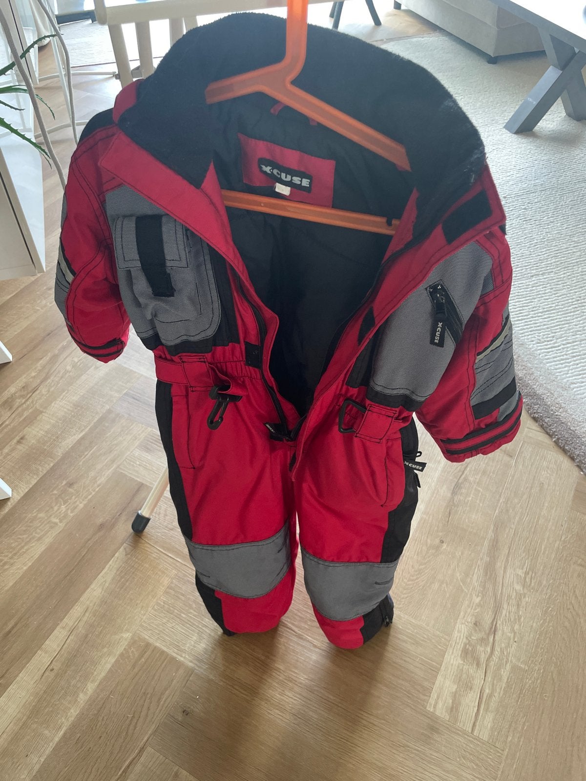 Rood-grijze X-Cuse skipak voor kinderen, Kinderen en Baby's, Ophalen of Verzenden, Gebruikt, Jongen of Meisje
