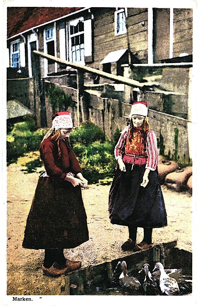 936136	Marken	Klederdracht	1933	NH	Postzegel afgeweekt