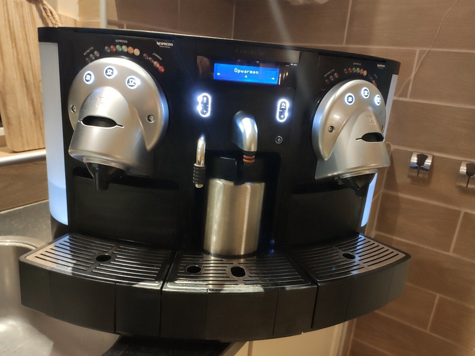Nespresso Gemini pro cs 220 cs223 met onderhoud en garantie, Witgoed en Apparatuur, Koffiepads en cups, 10 kopjes of meer, Koffiemachine