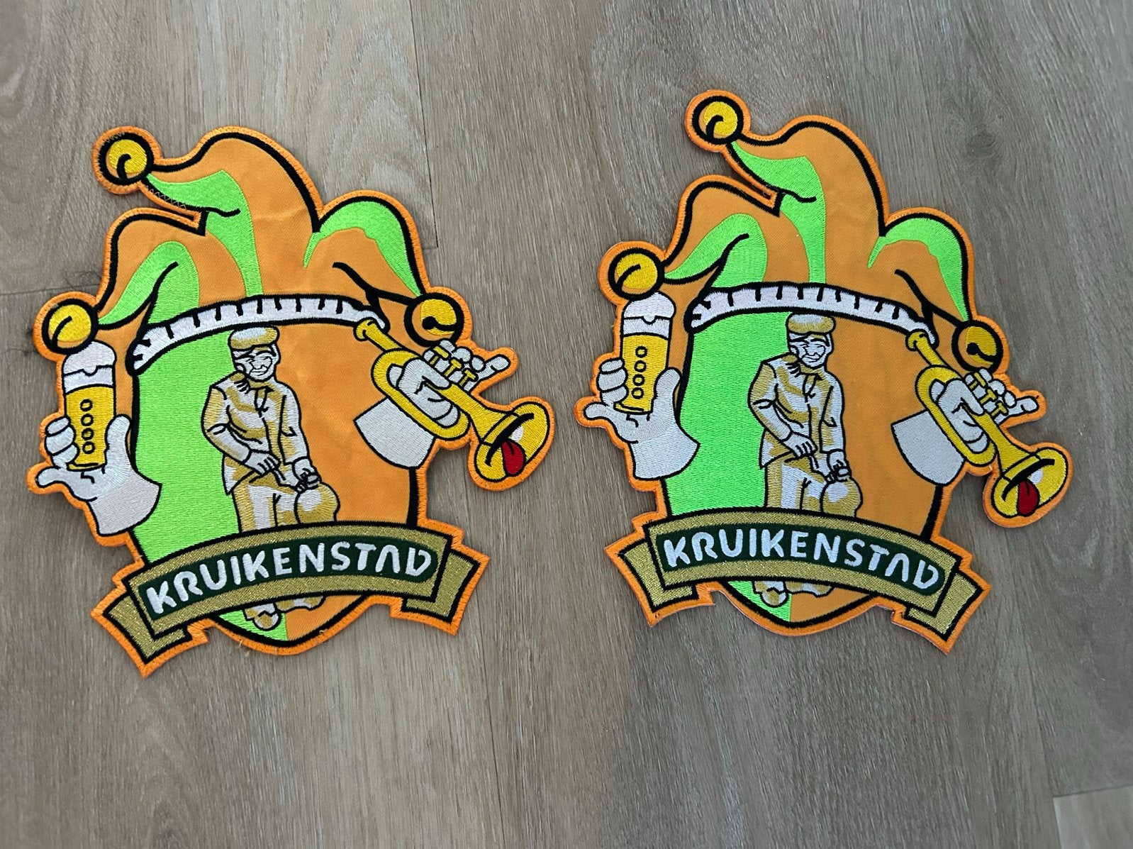 2x Groot origineel Kruikenstad rugembleem voor carnaval, Ophalen of Verzenden, Zo goed als nieuw, Feestartikel, Carnaval