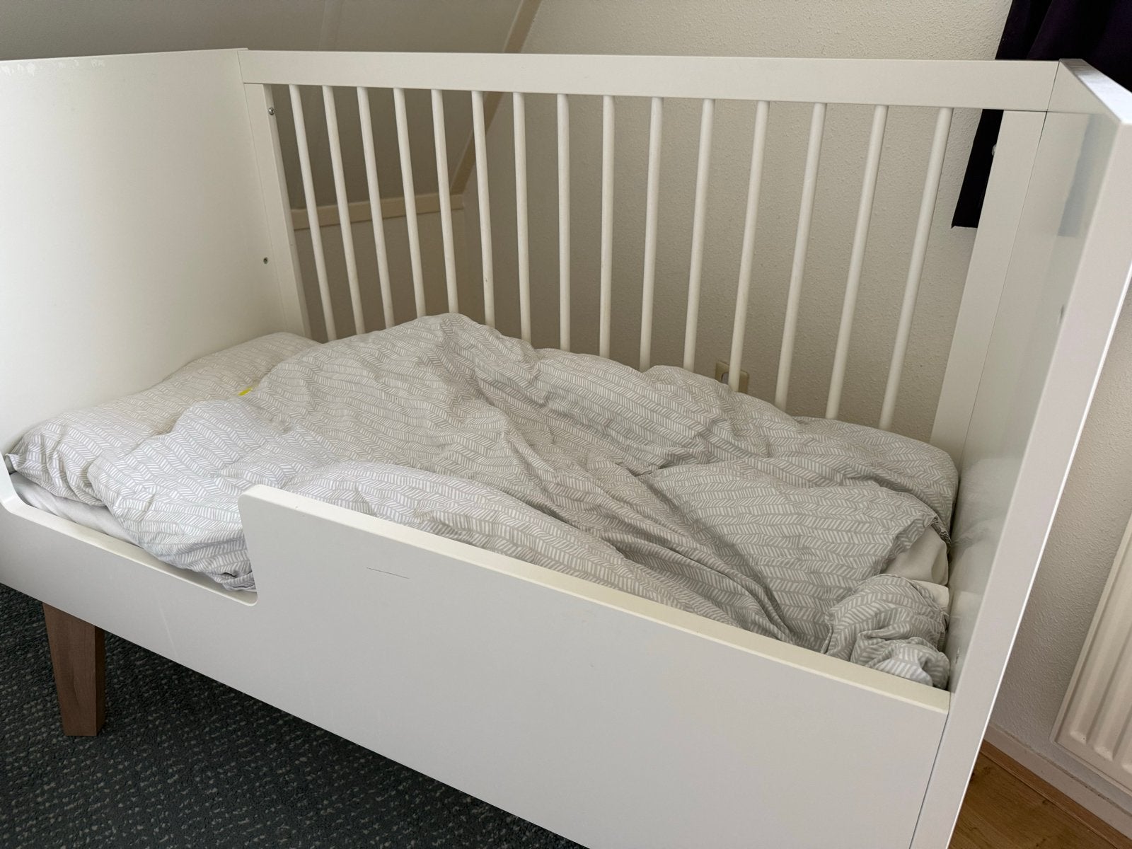 Kidssmill Sixties Ledikant 60x120 - incl spijlenvoorkant, Verstelbaar, Wit, Zo goed als nieuw, Hout