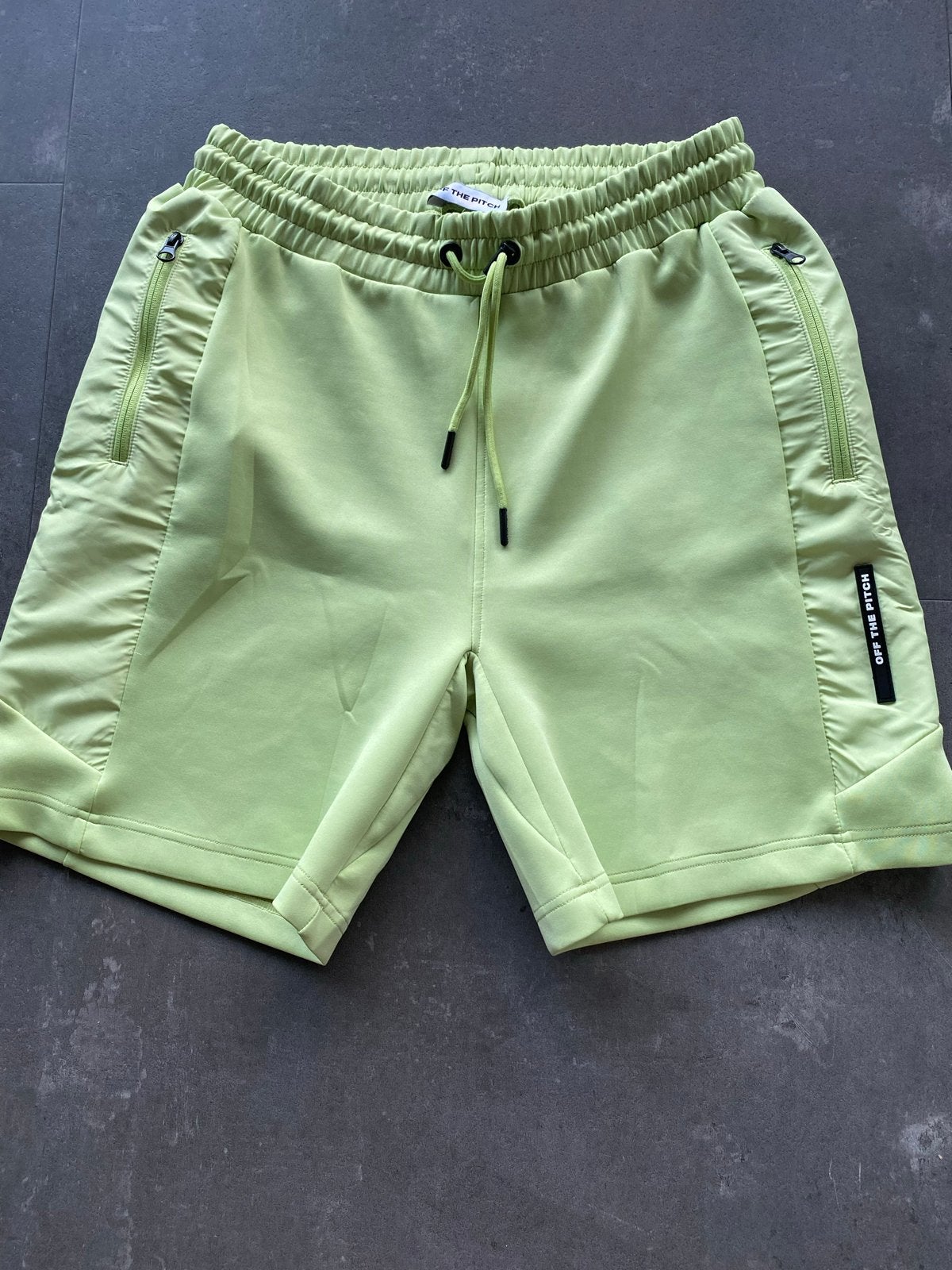 Off The Pitch short - Lime Groen - Maat M, Ophalen of Verzenden, Zo goed als nieuw, Maat 48/50 (M), Groen