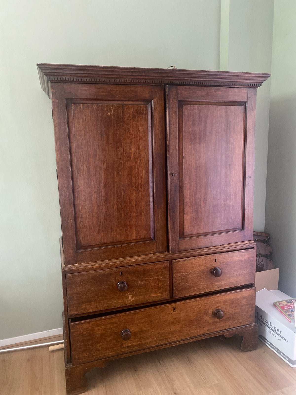 Antieke houten kast met lades, Ophalen