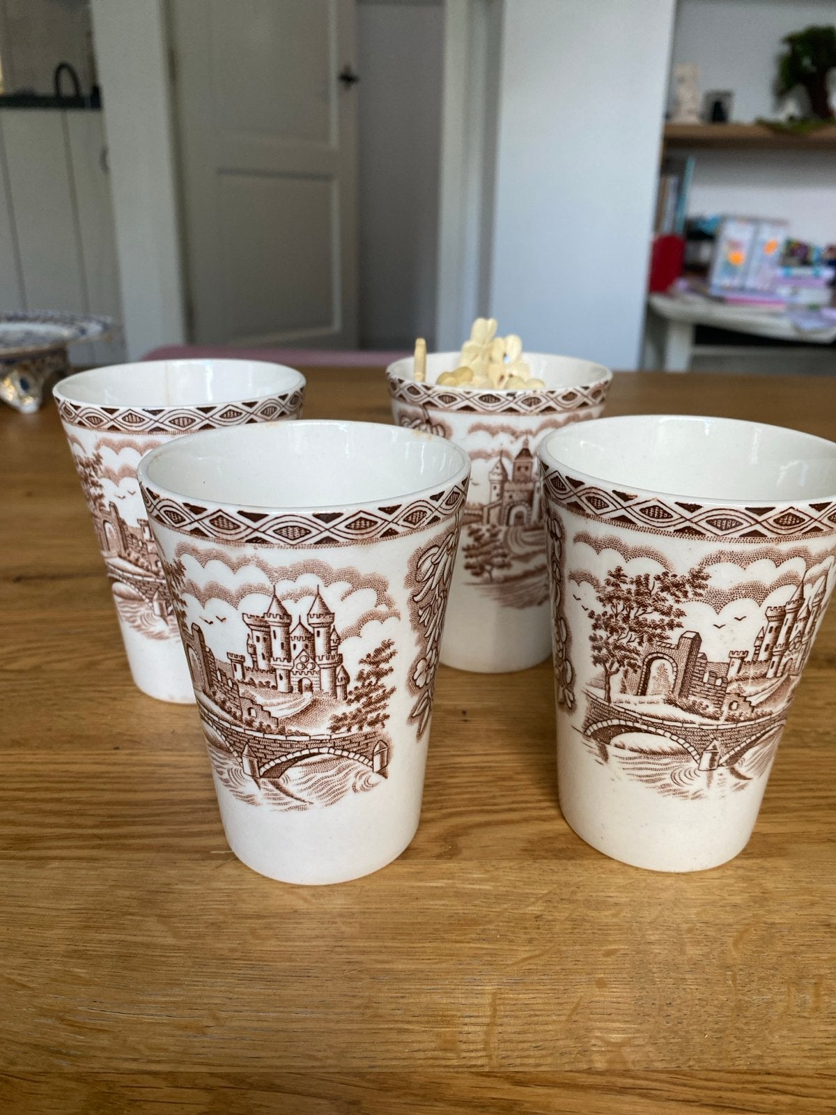 4 Petrus Regout bekers 'British Castles' met benen lepels, Ophalen of Verzenden