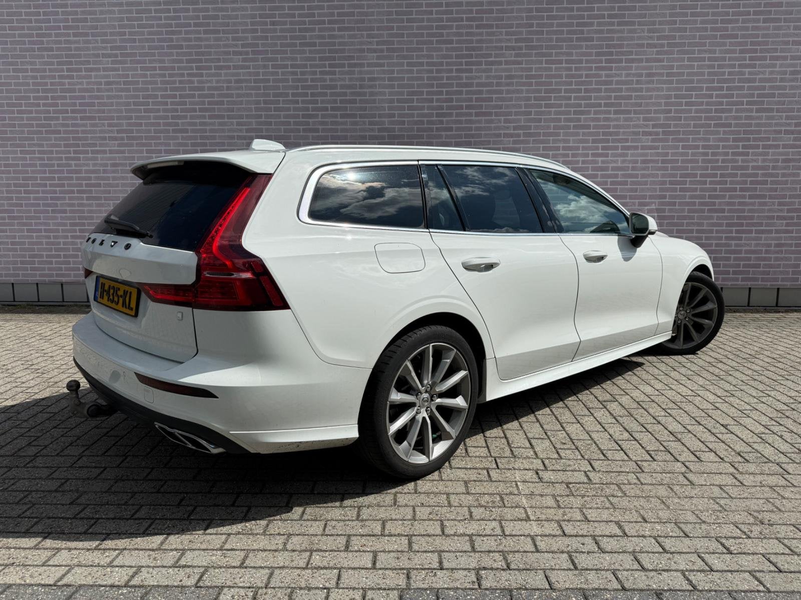 Volvo V60 2.0 T4 Momentum Pro | Trekhaak | Styling Pakket |, 15 km/l, Euro 6, Leder en Stof, Wit