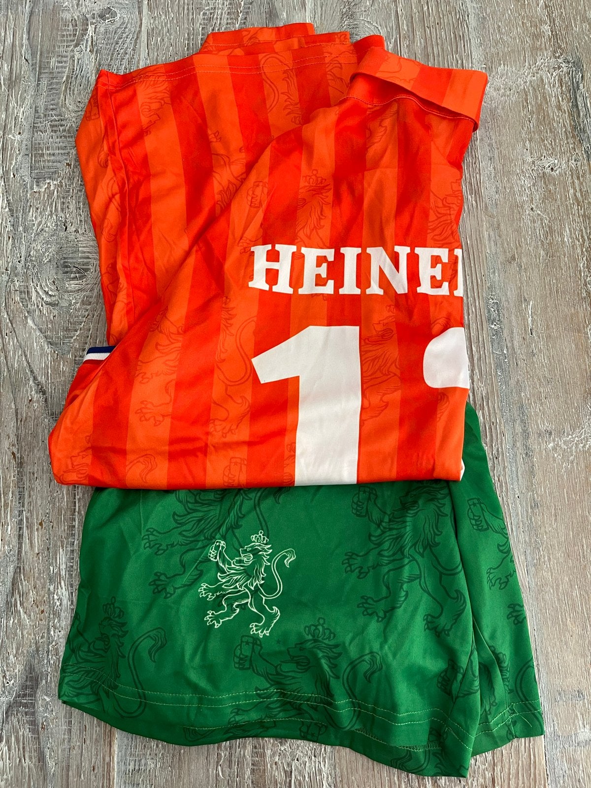Oranje Heineken Voetbal-pilsjama S/M valt groot, Sport en Fitness, Maat M, Ophalen of Verzenden, Nieuw, Set
