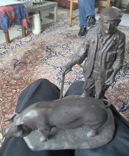 Bronzen beeld: Man met varken, Ophalen of Verzenden, Brons, 20 - 50 cm, Bruin