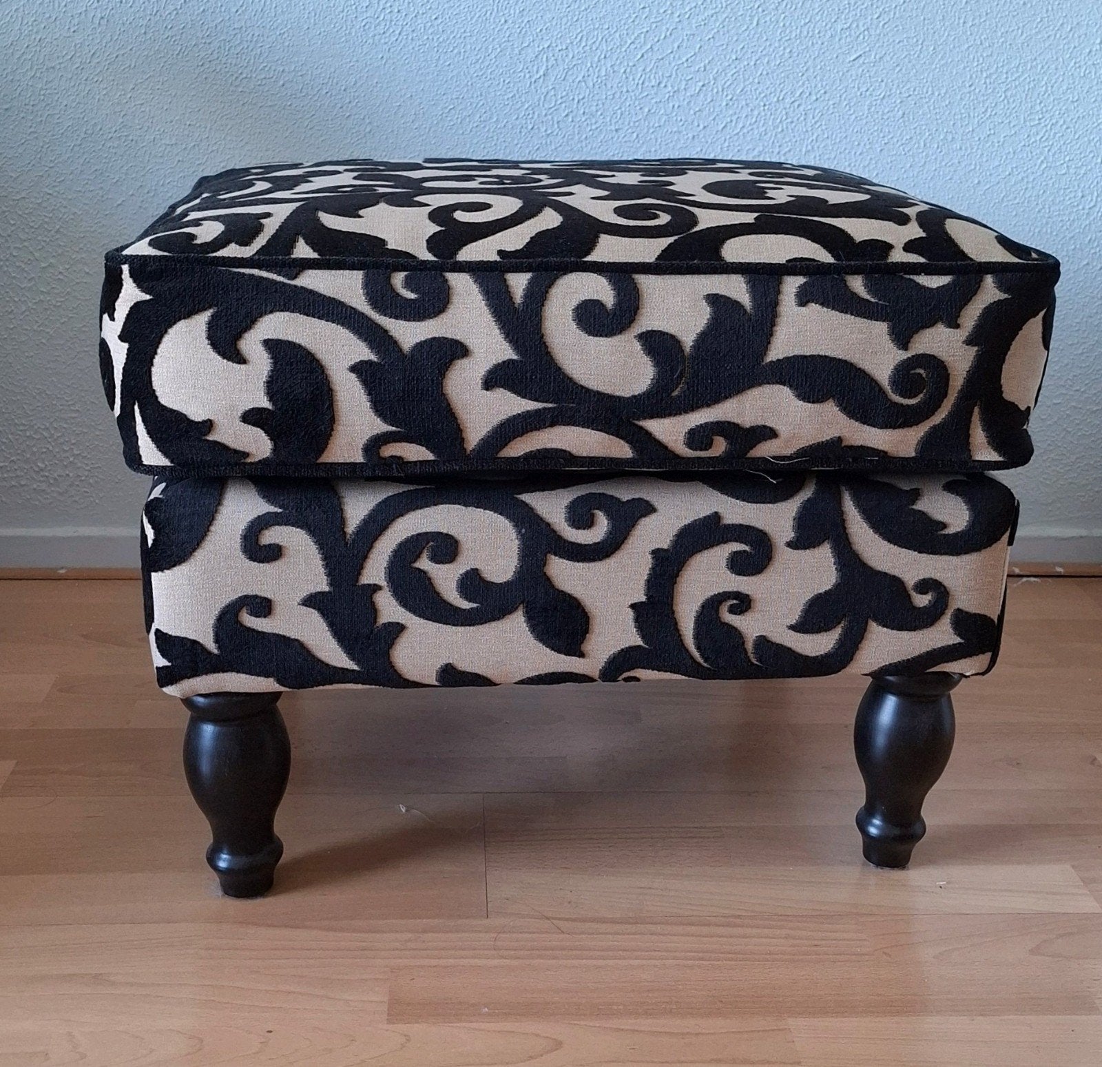 beige zwarte poef voetenbank Barok OPHALEN ENSCHEDE, Ophalen, Nieuw, 50 tot 75 cm, 50 tot 75 cm