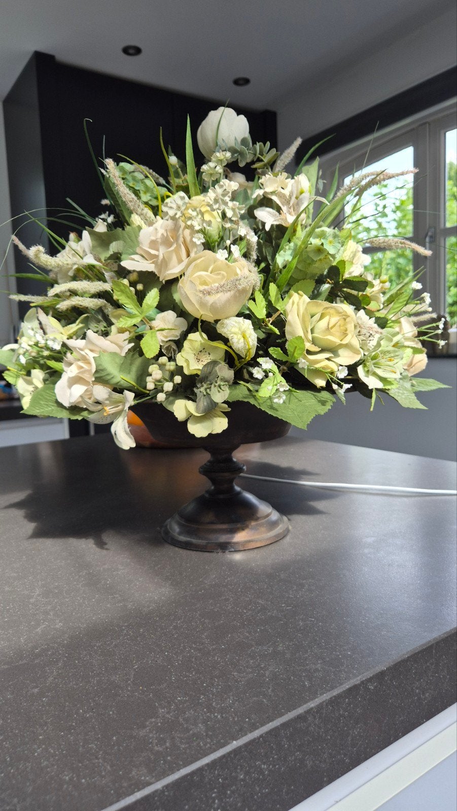 prachtige kunstbloemen op een verhoogde ijzeren schaal, Ophalen