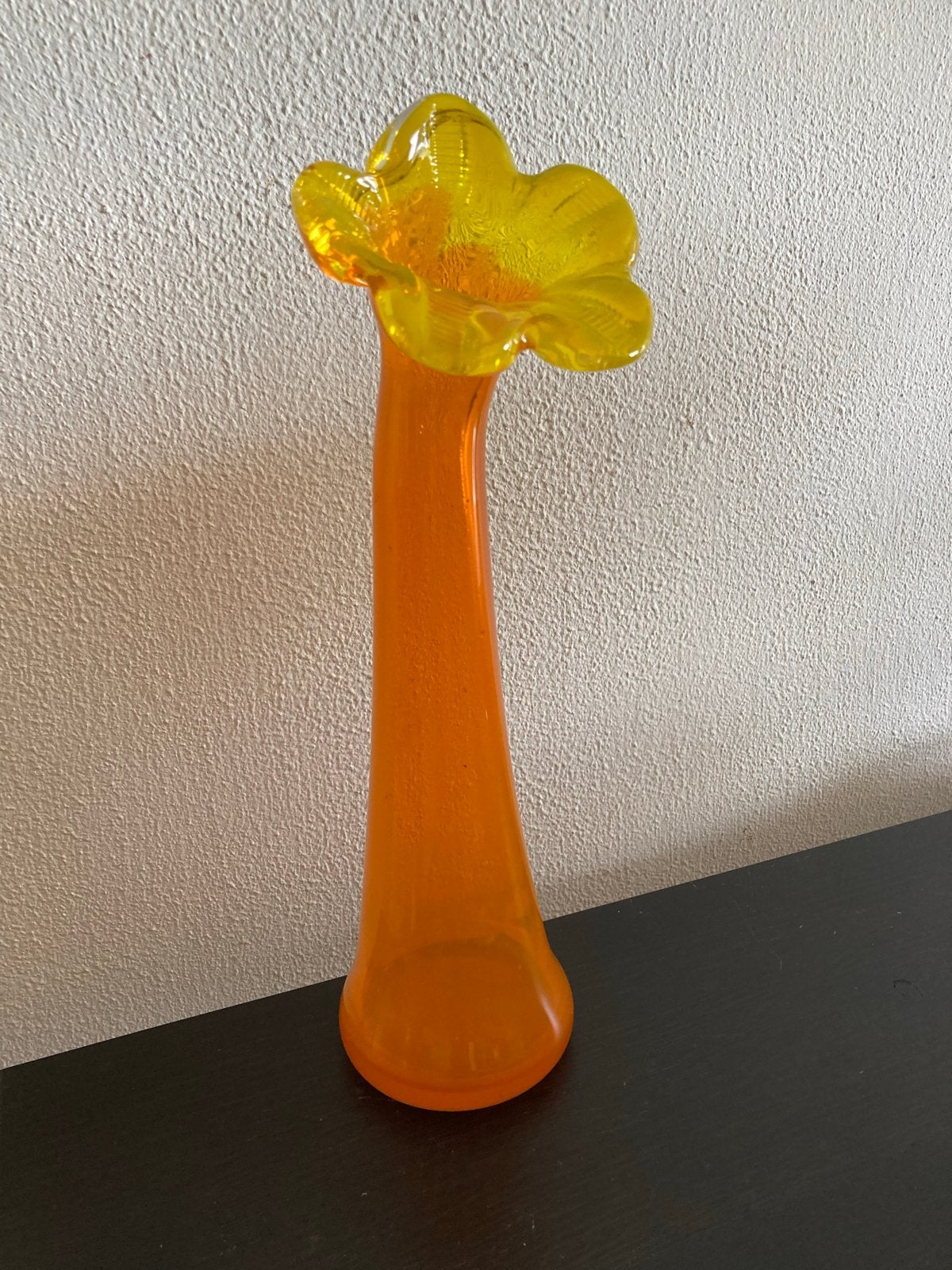 Vintage oranje vaas met gele bloemkelk, organische vorm, Ophalen of Verzenden