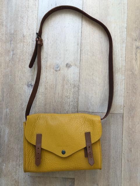 Nieuwe saffraankleurige buffel leren schoudertas, Sieraden, Tassen en Uiterlijk, Tassen | Damestassen, Ophalen of Verzenden, Nieuw