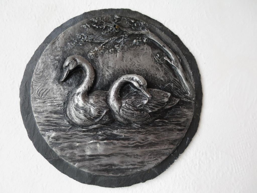 PRACHTIG WANDBORDJE UIT TIN MET 2 ZWANEN 15 CM, Ophalen of Verzenden