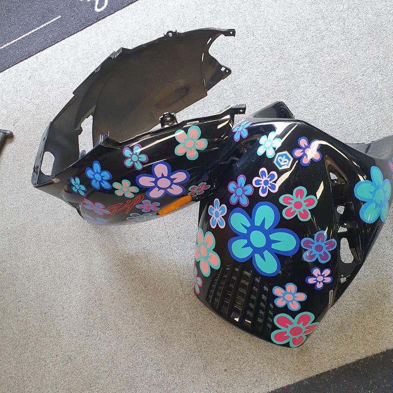 Piaggio Zip voorkap zijkap zwart met bloemen zij kappen, Fietsen en Brommers, Brommeronderdelen | Scooters, Ophalen of Verzenden