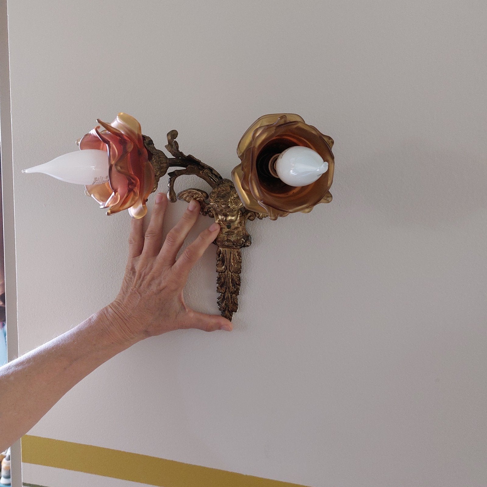 Klassieke wandlamp met cherubijn en bloemvormige kappen, Ophalen of Verzenden