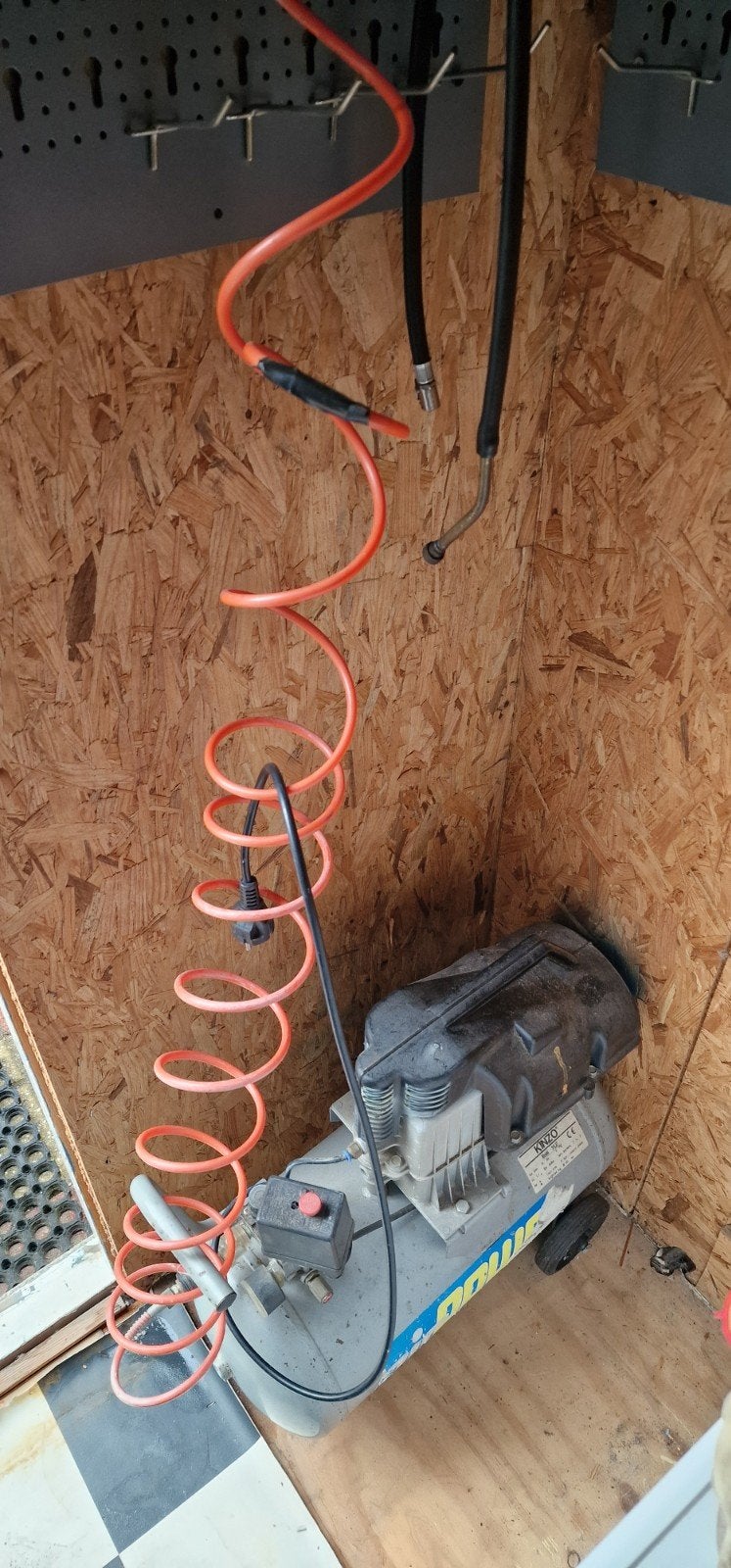 Kinzo Compressor 31L210 - Gebruikt maar functioneel, Doe-het-zelf en Verbouw, Ophalen, Gebruikt, 6 tot 10 bar, 25 tot 100 liter