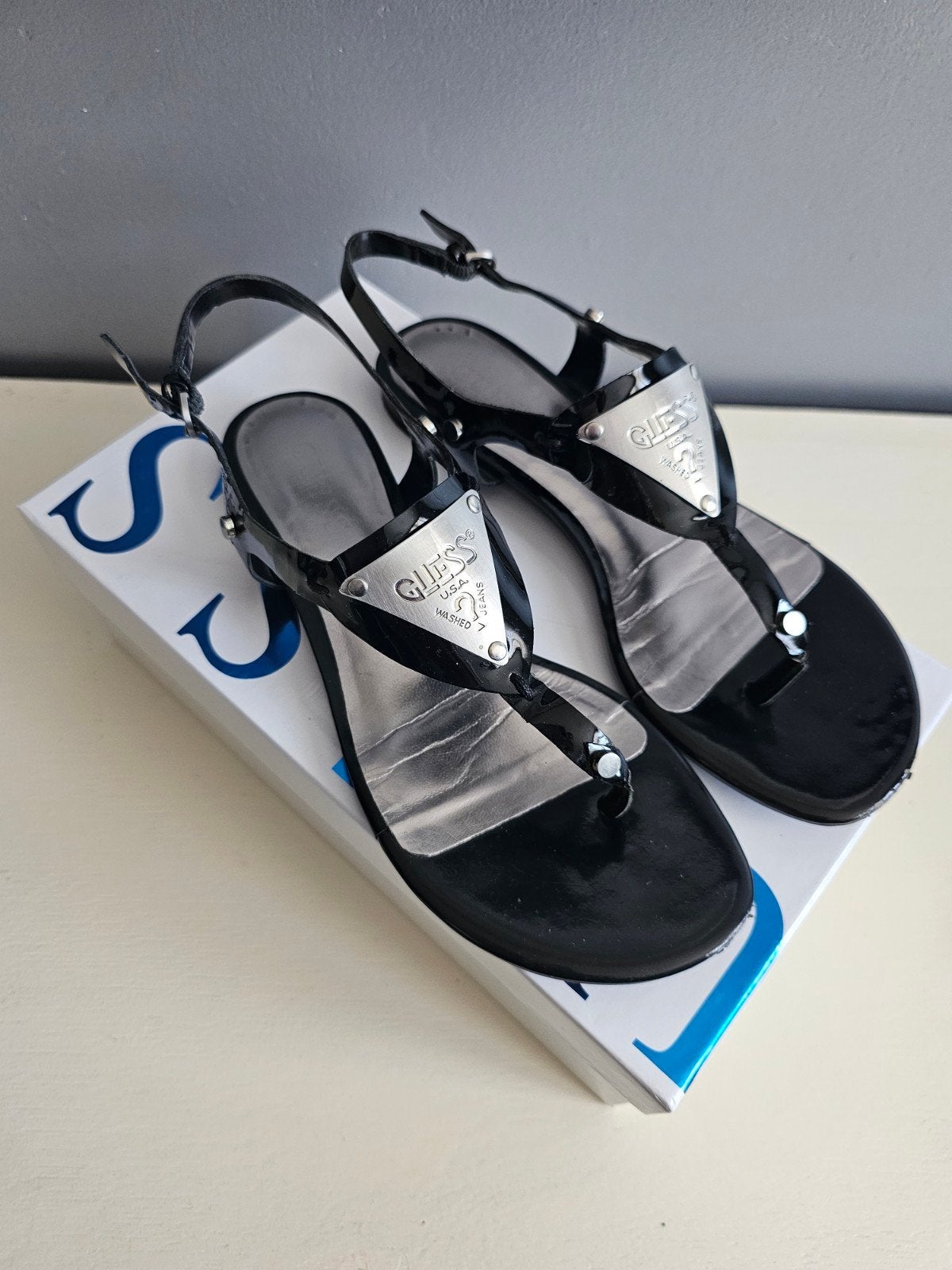 OPRUIMING GUESS; SANDALEN 38 NU € 15,-, Kleding | Dames, Ophalen, Zo goed als nieuw, Zwart, Sandalen of Muiltjes