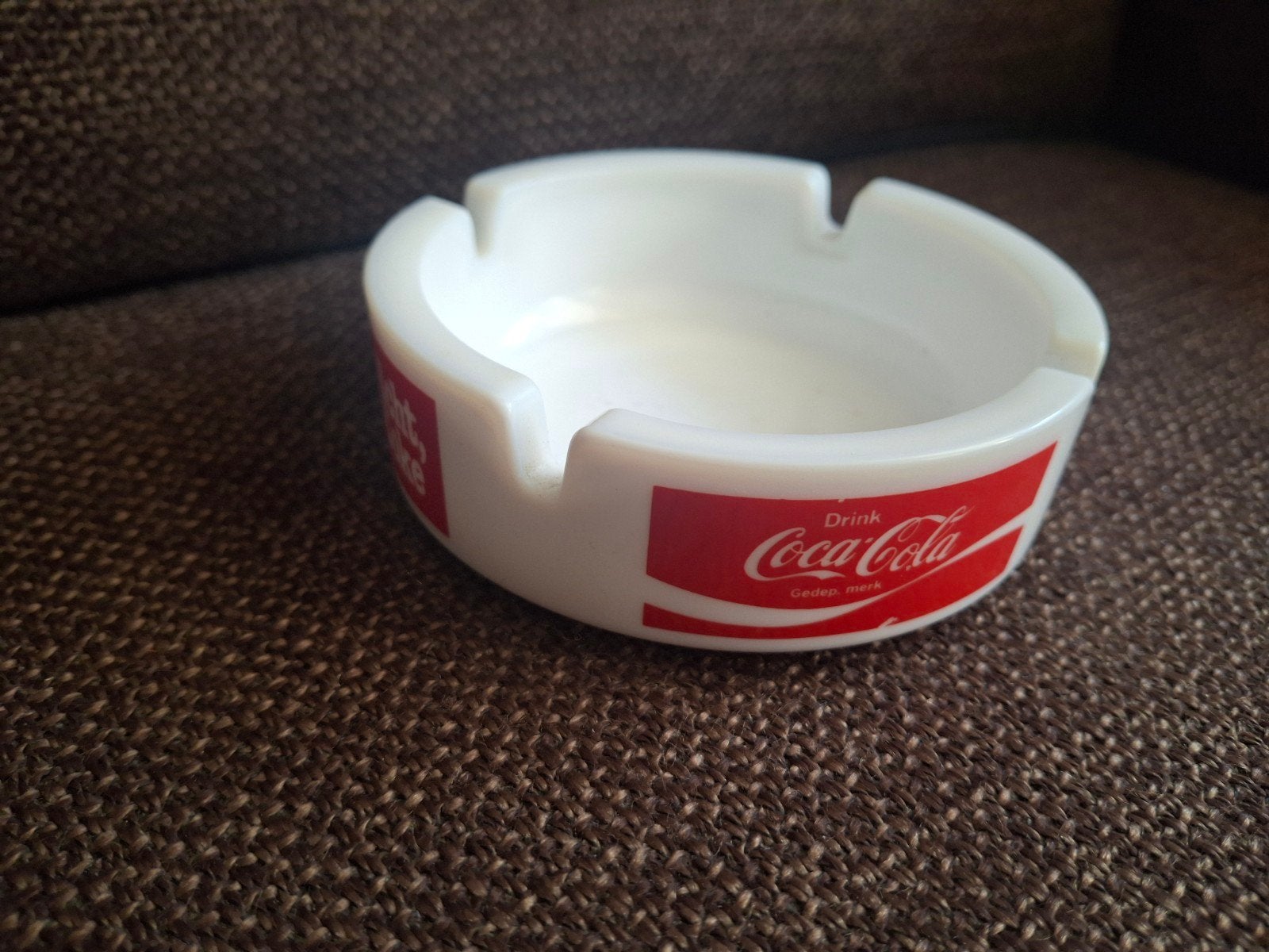Coca Cola asbak wit, rood steen, Verzamelen, Merken en Reclamevoorwerpen, Ophalen of Verzenden, Zo goed als nieuw, Gebruiksvoorwerp