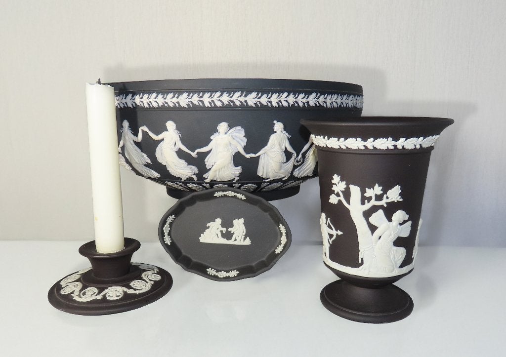 Antiek zwart Wedgwood porselein set, oa schaal en vaas, Antiek en Kunst, Ophalen of Verzenden