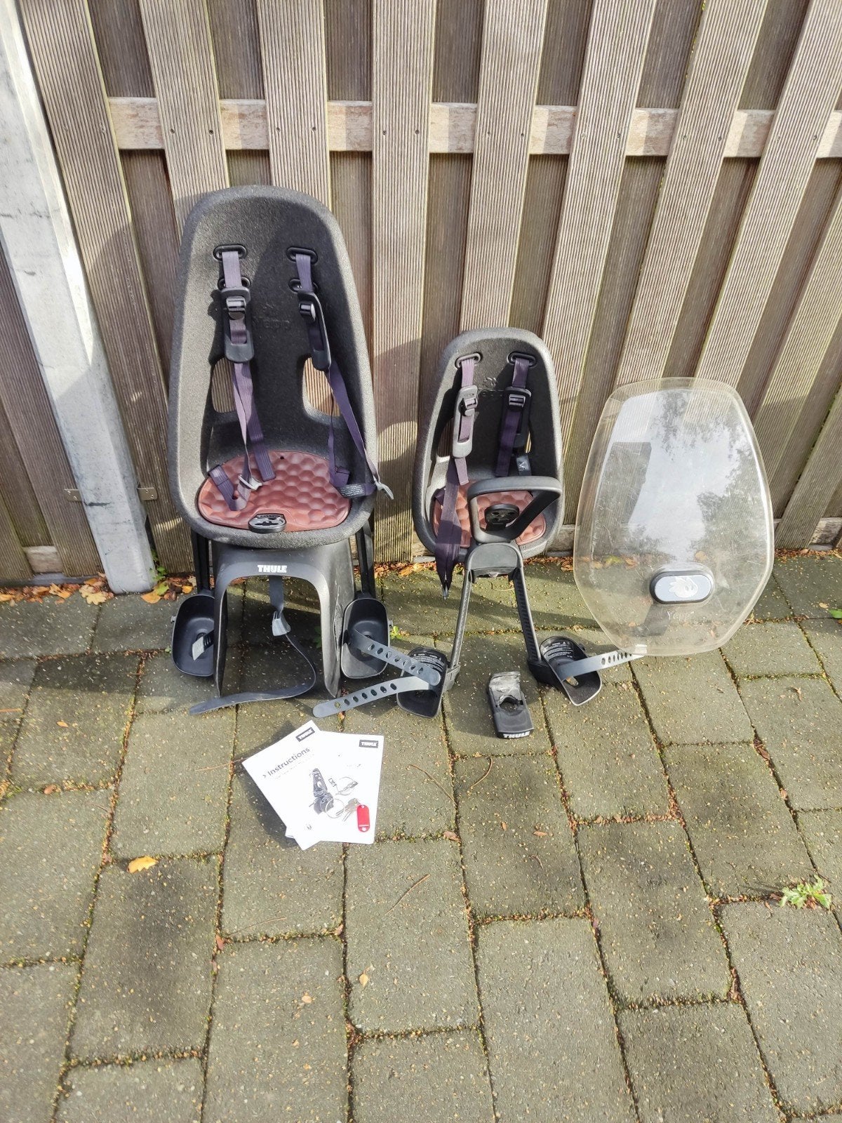 Thule Yepp Nexxt Mini & Maxi fietsstoeltjes met windscherm, Ophalen, Zo goed als nieuw, Thule, Voetsteuntjes