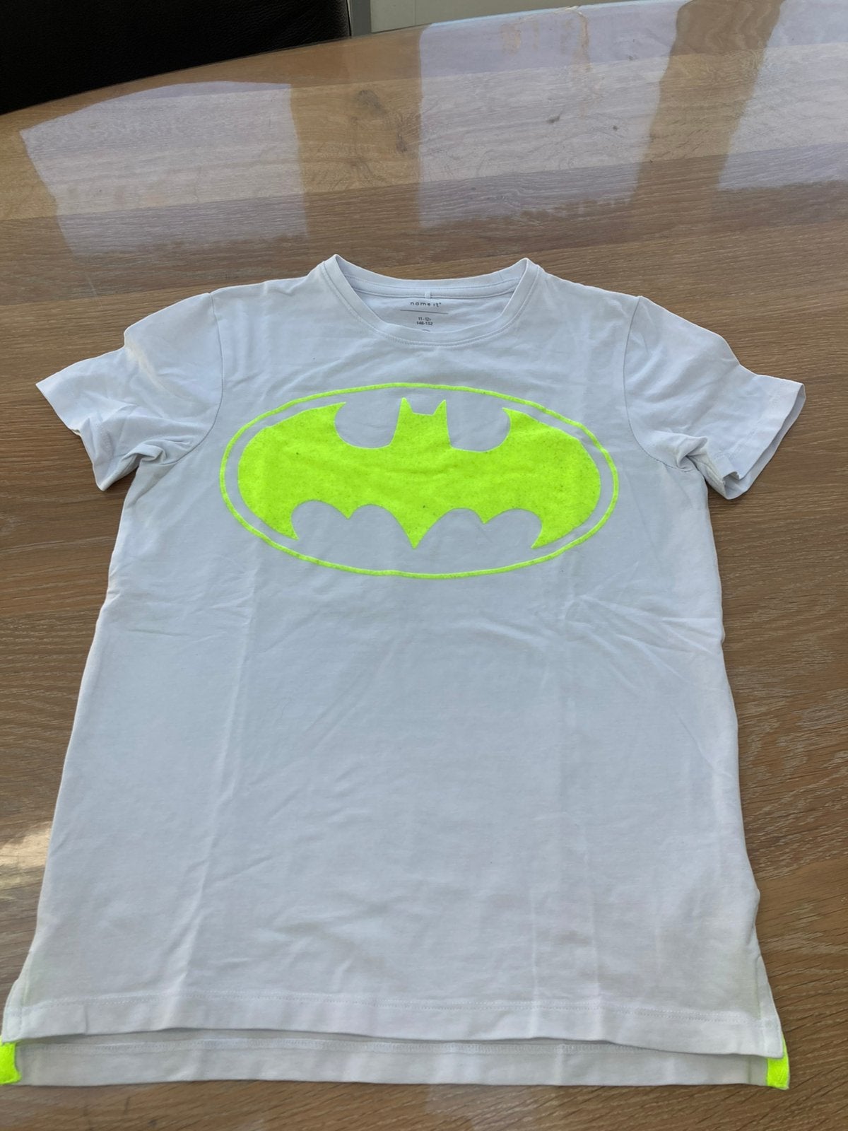 Wit t-shirt Batman name-it felgeel 146-152, Ophalen of Verzenden, Zo goed als nieuw, Jongen, Shirt of Longsleeve