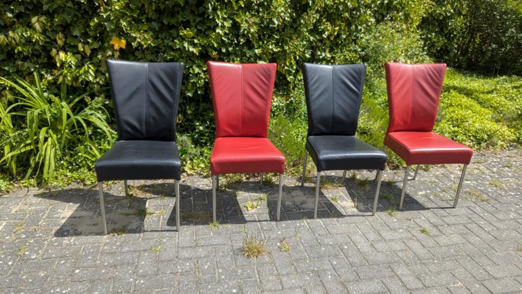 4 Eetkamerstoelen - 2 Zwart, 2 Rood - Leer en Metaal, Huis en Inrichting, Stoelen, Ophalen, Gebruikt, Overige kleuren, Vier