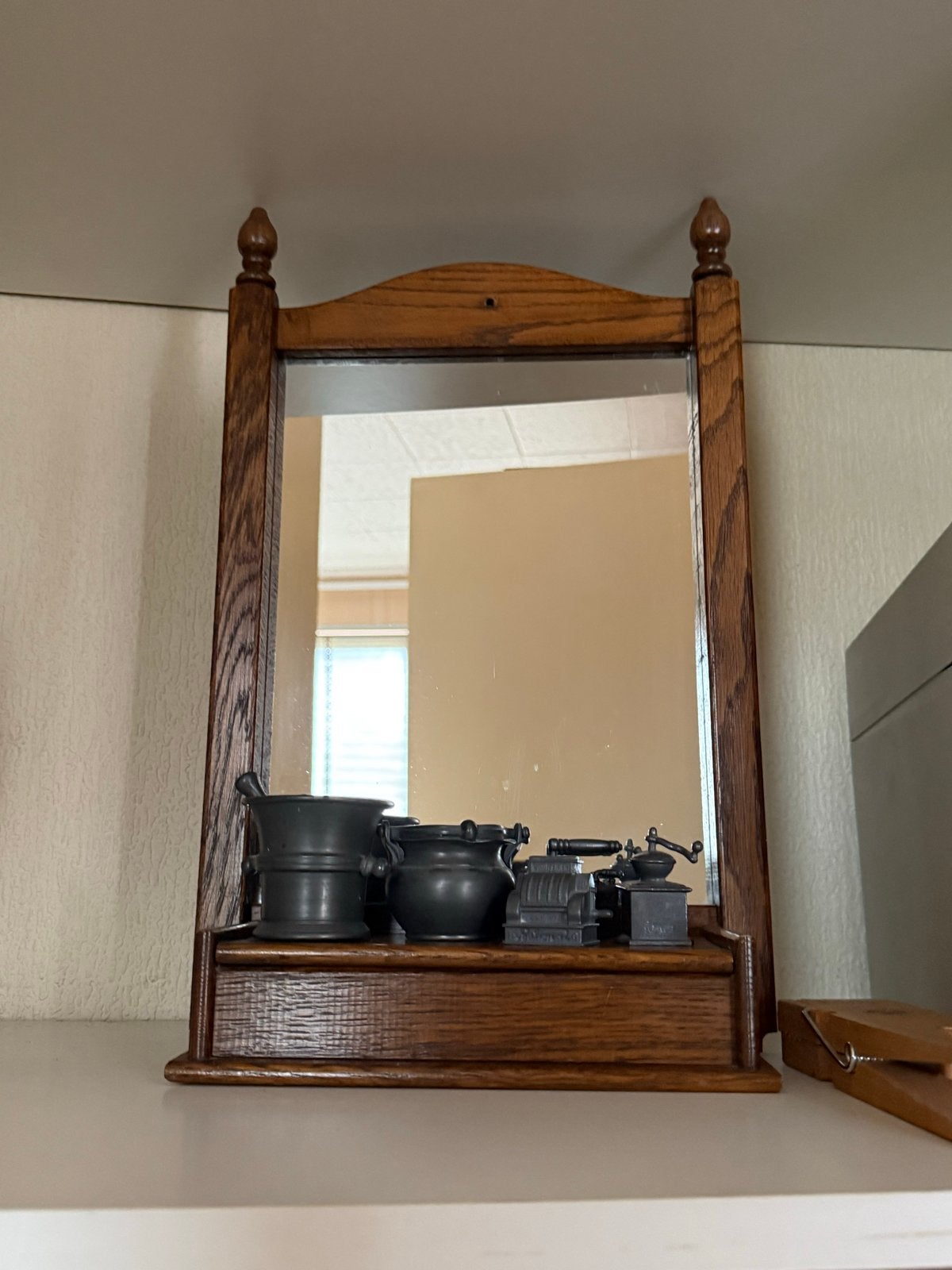 Vintage houten spiegel met plankje, Ophalen, Rechthoekig, Minder dan 50 cm, Minder dan 100 cm
