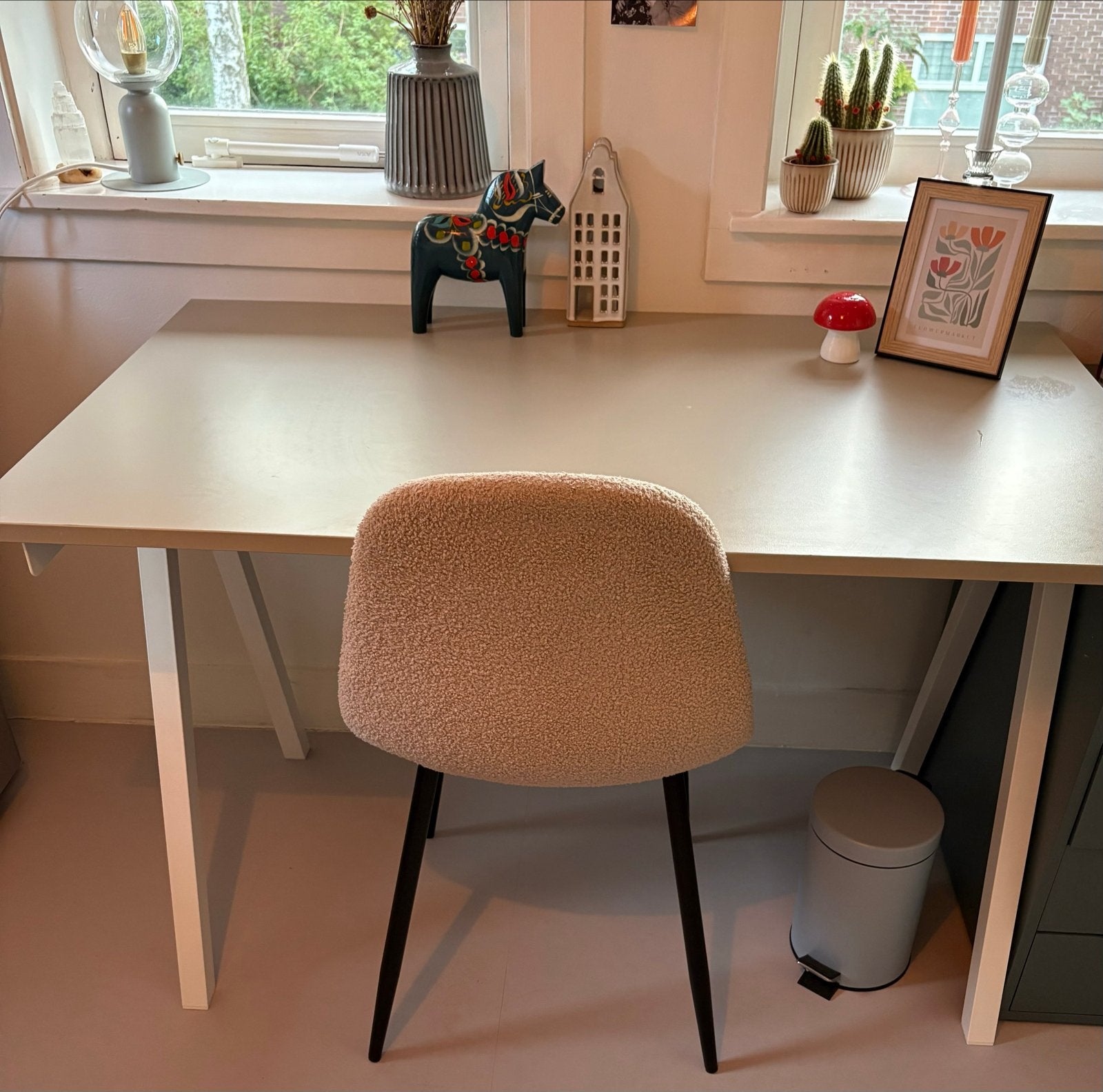 IKEA Trotten bureau - Zo goed als nieuw beige grijs, Ophalen, Spaanplaat of MDF, Zo goed als nieuw, IKEA
