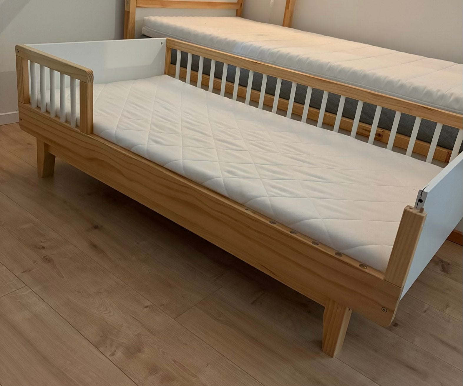 Peuterbed Petit Amelie, Cerise 140x70, Kinderen en Baby's, Kinderkamer | Bedden, Ophalen, 70 tot 85 cm, 140 tot 160 cm, Zo goed als nieuw