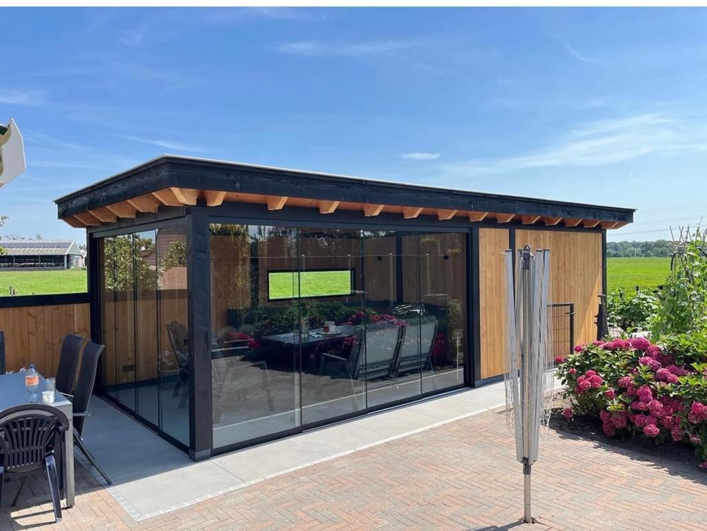 Luxe Tuinkamer met Overkapping en Glazen Schuifwanden
