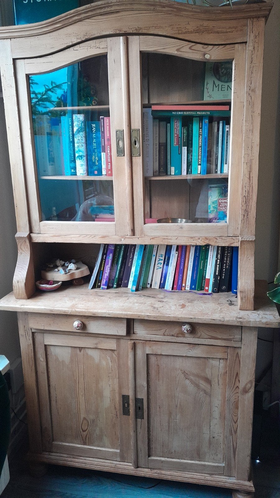 Antieke grenen boekenkast met vitrine, Ophalen of Verzenden