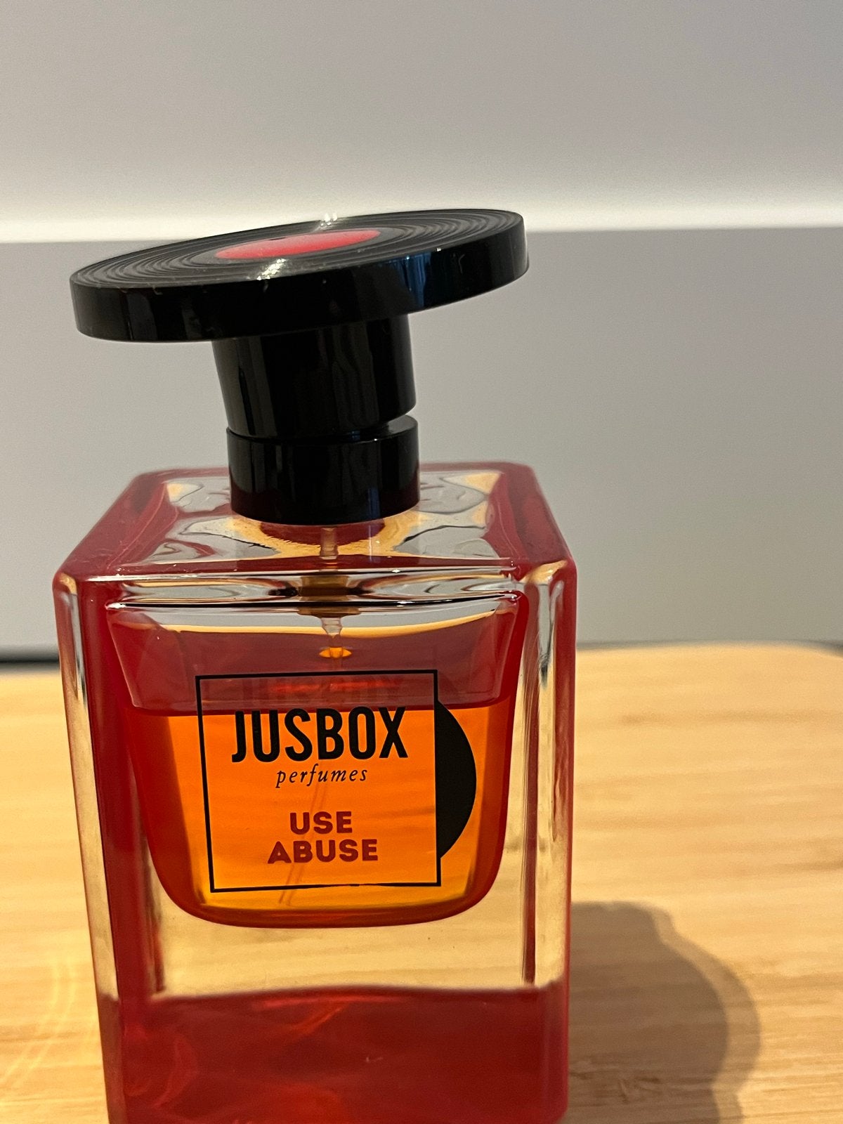 Jusbox Use Abuse Eau de Parfum 78ml, Sieraden, Tassen en Uiterlijk, Verzenden, Zo goed als nieuw