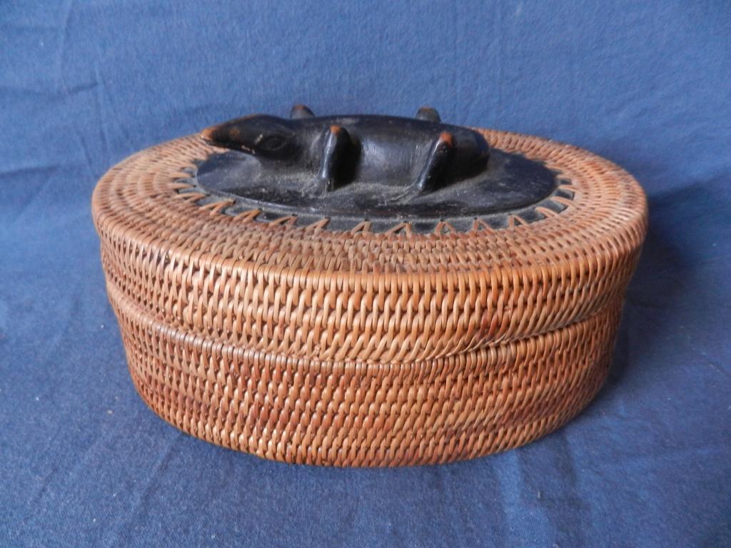 Ovale gevlochten doos met houten salamander Lombok Indonesie, Antiek en Kunst, Kunst | Niet-Westerse kunst, Ophalen of Verzenden