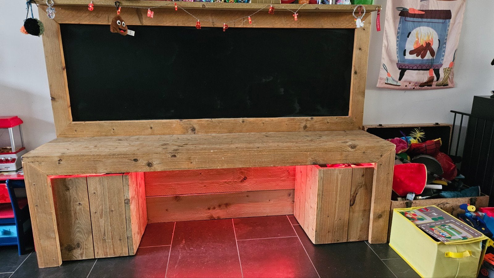 Speeltafel met krijtbord en opbergbakken, Ophalen, Zo goed als nieuw