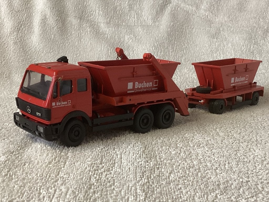 Mercedes vrachtwagen met aanhanger met afval container s, Hobby en Vrije tijd, Modelauto's | 1:50, Ophalen of Verzenden, Zo goed als nieuw