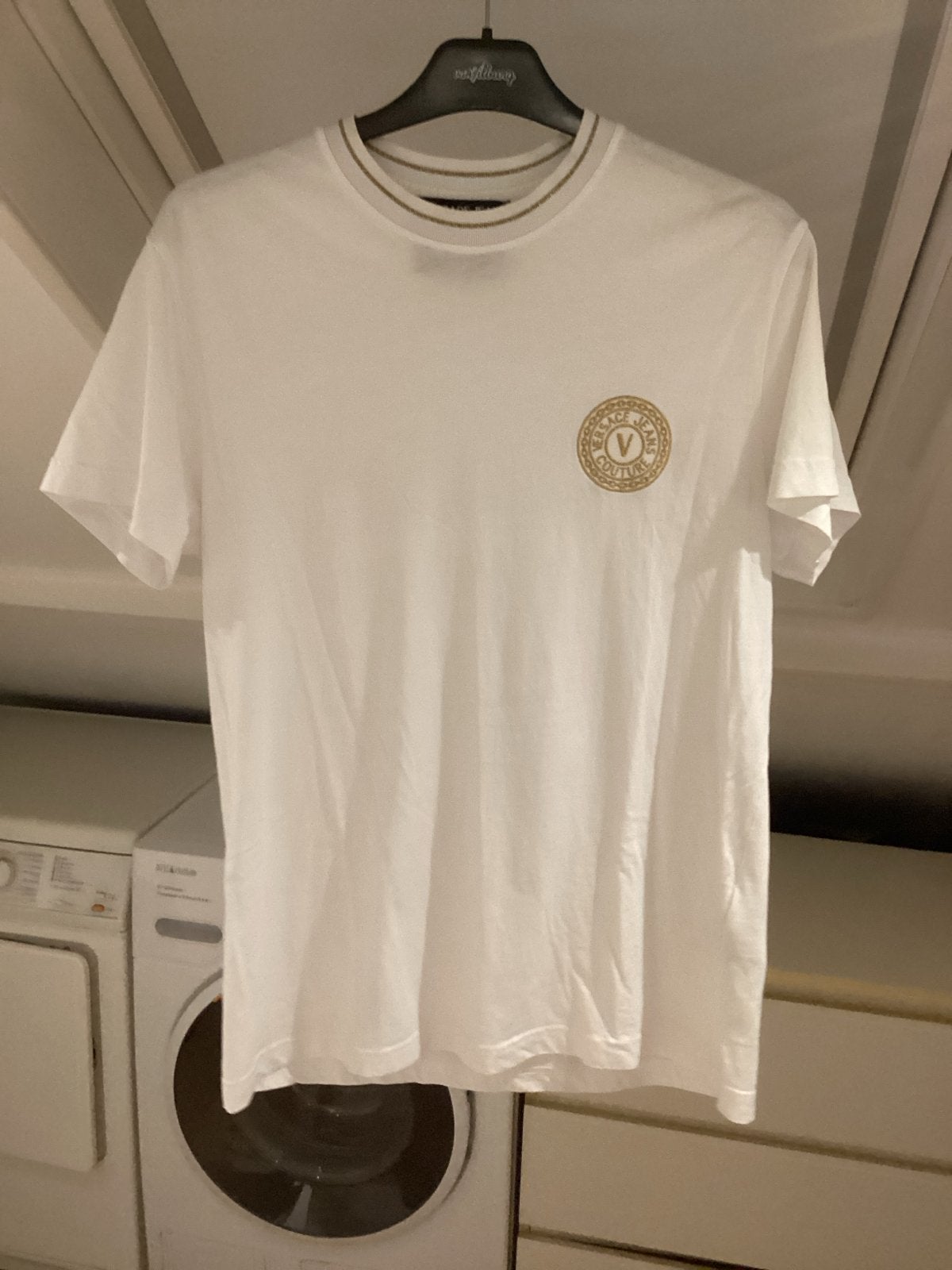Versace Jeans Couture T-shirt Wit met Gouden Logo, Ophalen of Verzenden, Zo goed als nieuw, Maat 48/50 (M), Wit