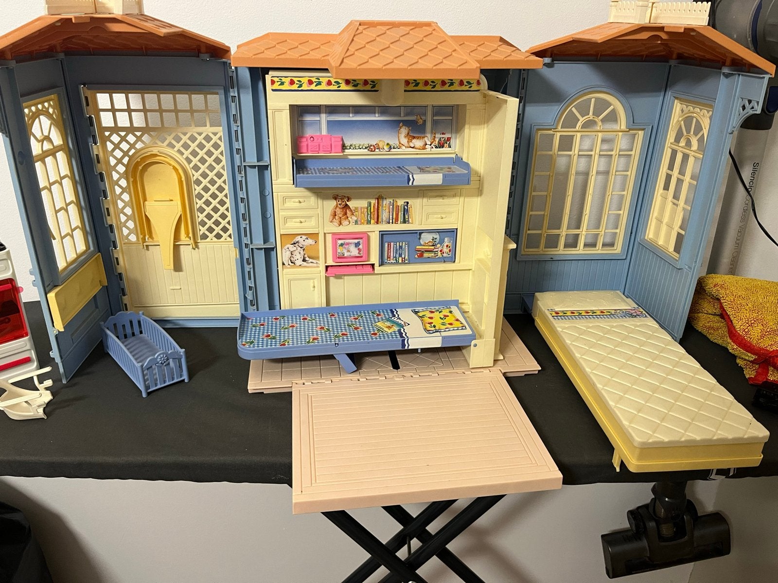 Vintage Barbie Poppenhuis met Meubels - Jaren '90, Ophalen, Gebruikt, Poppenhuis