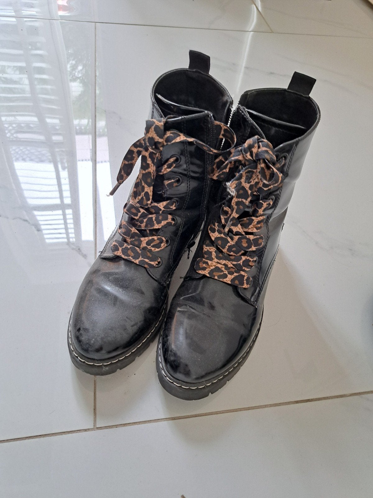 Zwarte laklaarzen met luipaardprint veters., Kleding | Dames, Schoenen, Ophalen of Verzenden, Gedragen, Zwart, Lage of Enkellaarzen